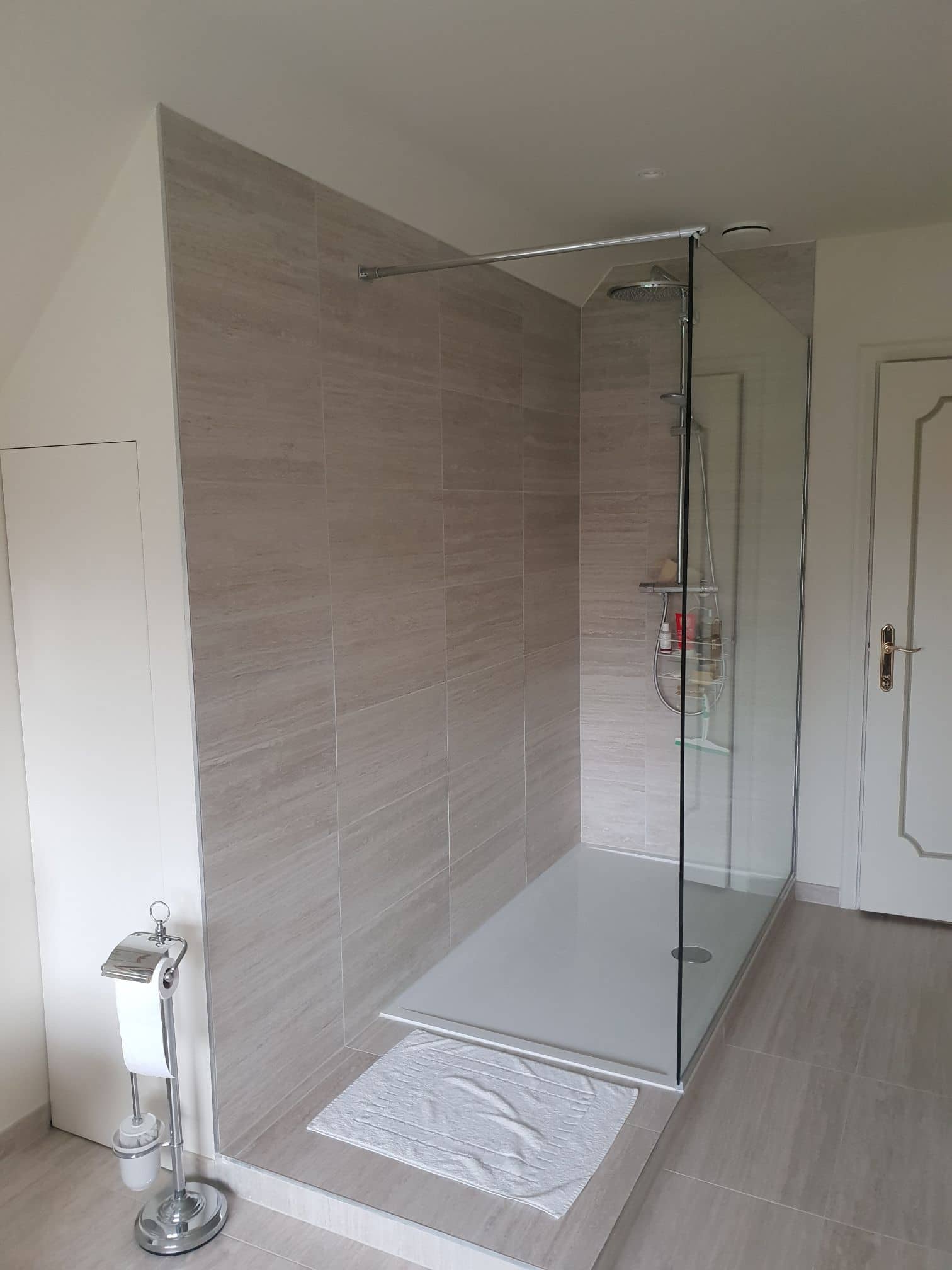 Badkamerrenovatie met moderne inloopdouche door Sanyvan in Lievegem