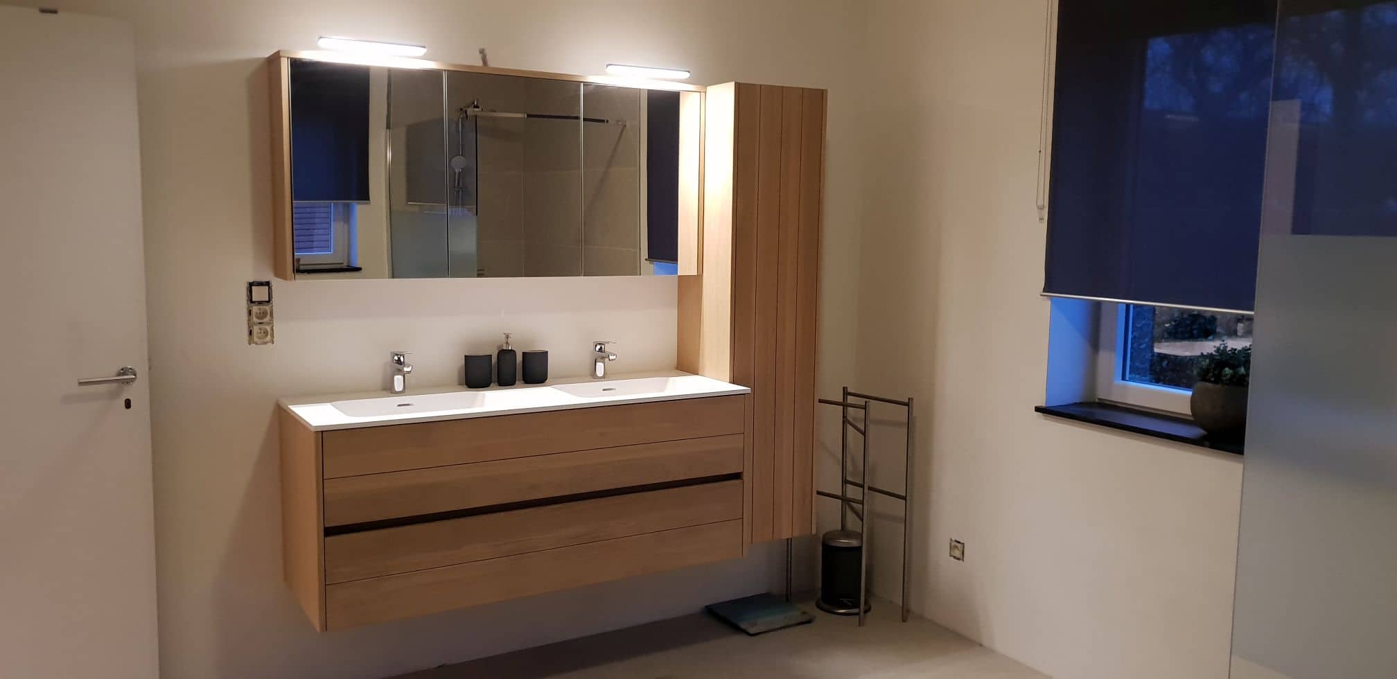 Moderne badkamerrenovatie met houten badkamermeubel en dubbele wastafel door Sanyvan