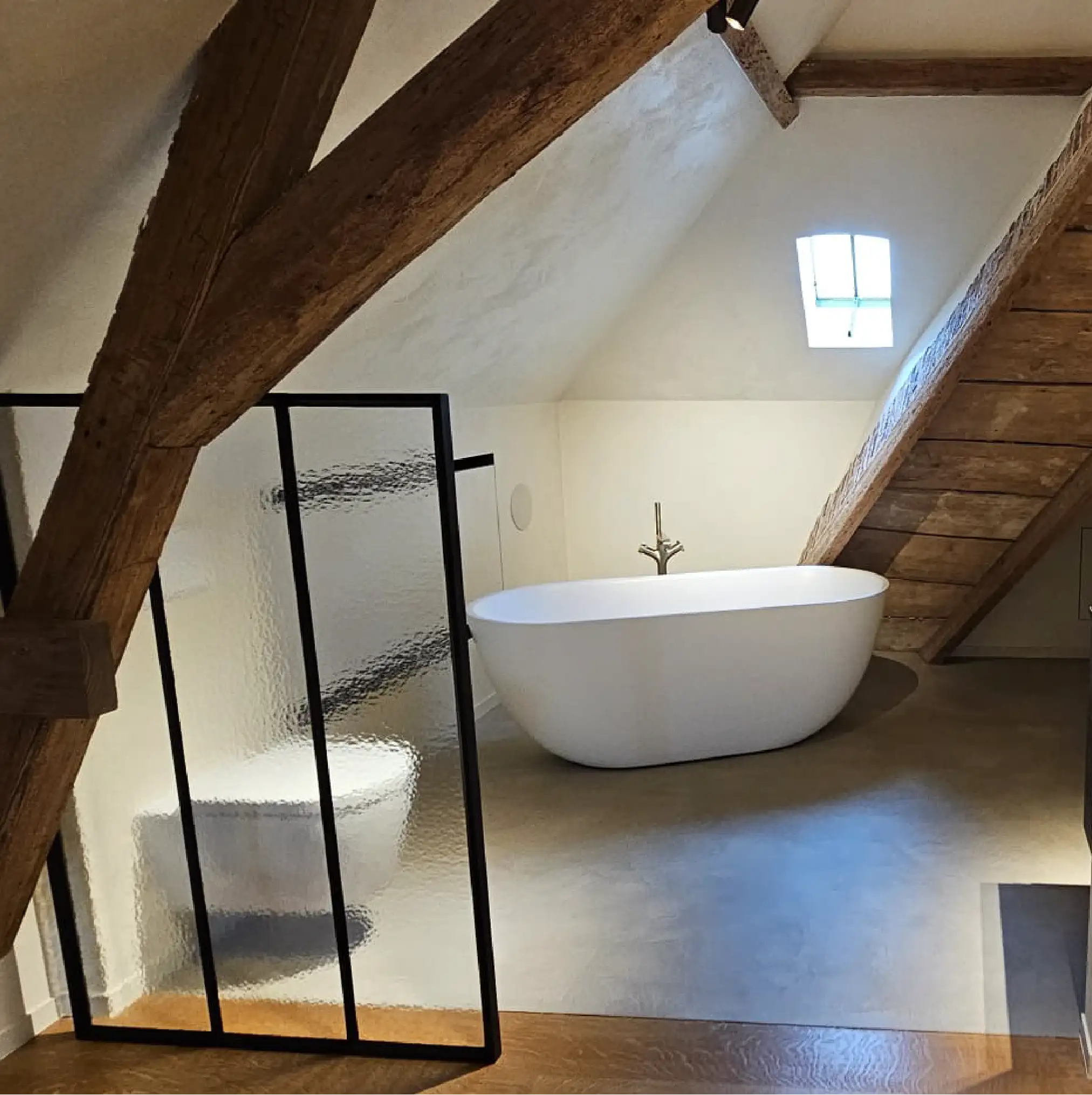 Luxe sanitaire installatie met goudkleurige kranen door Sanyvan