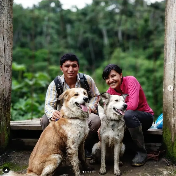 Finca-visitantes-y-dos-perros