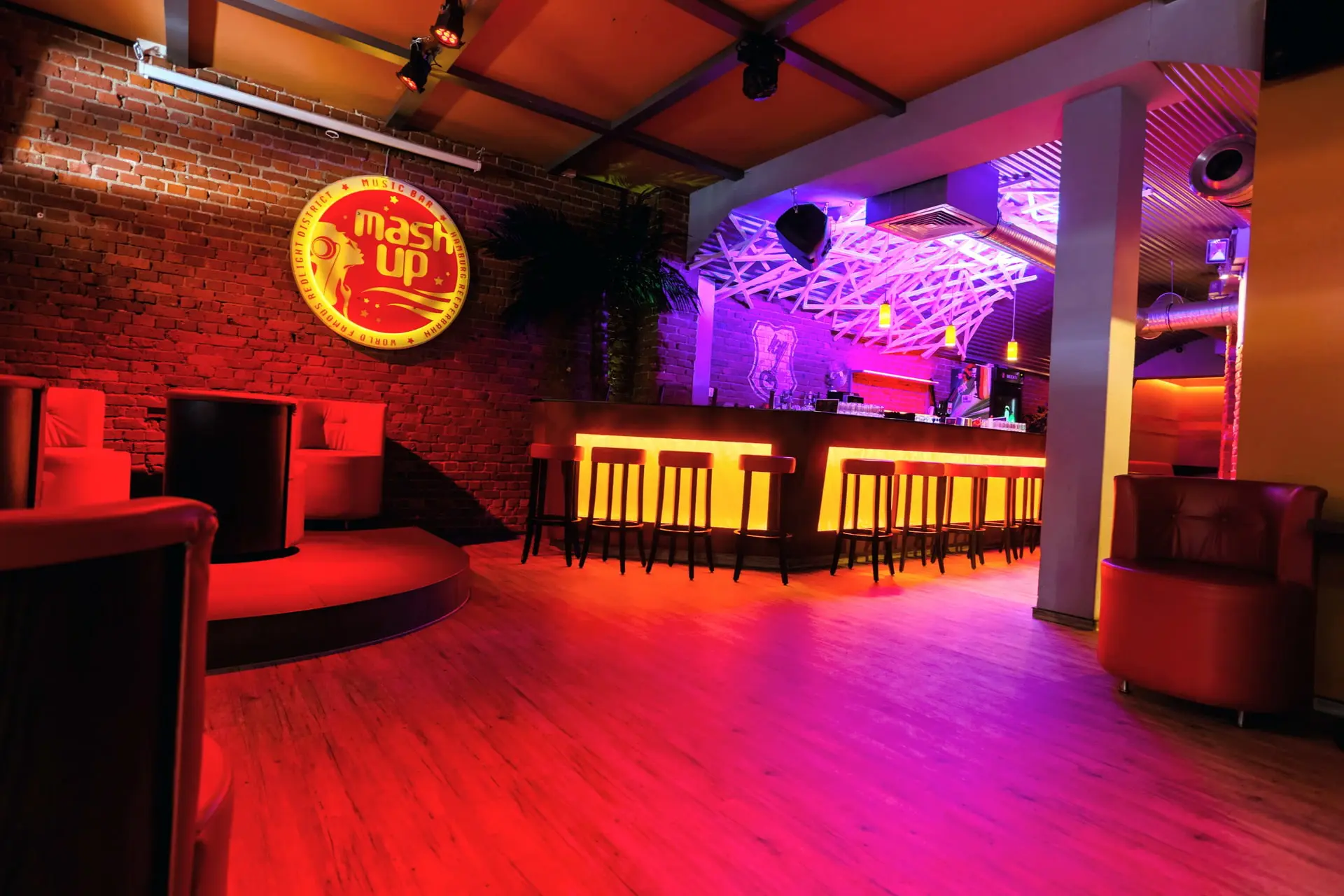 Blick vom Eingang auf die Tanzfläche und Bar des Mashups. Klick öffnet das Bild groß.