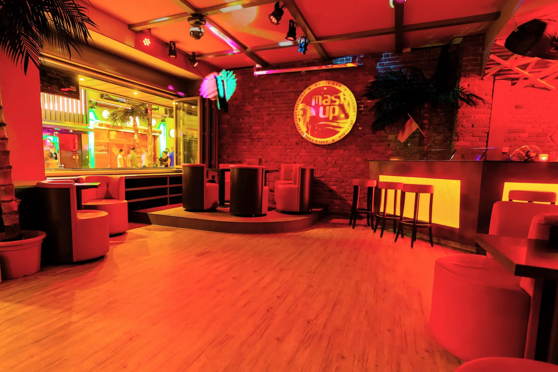 Blick vom Eingang auf die Tanzfläche und Fensterfront des Mashups. Klick öffnet das Bild groß.