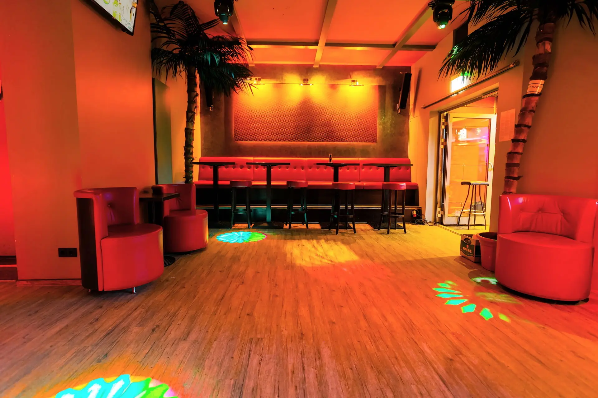 Blick auf die Tanzfläche am Eingang des Mashups. Klick öffnet das Bild groß.