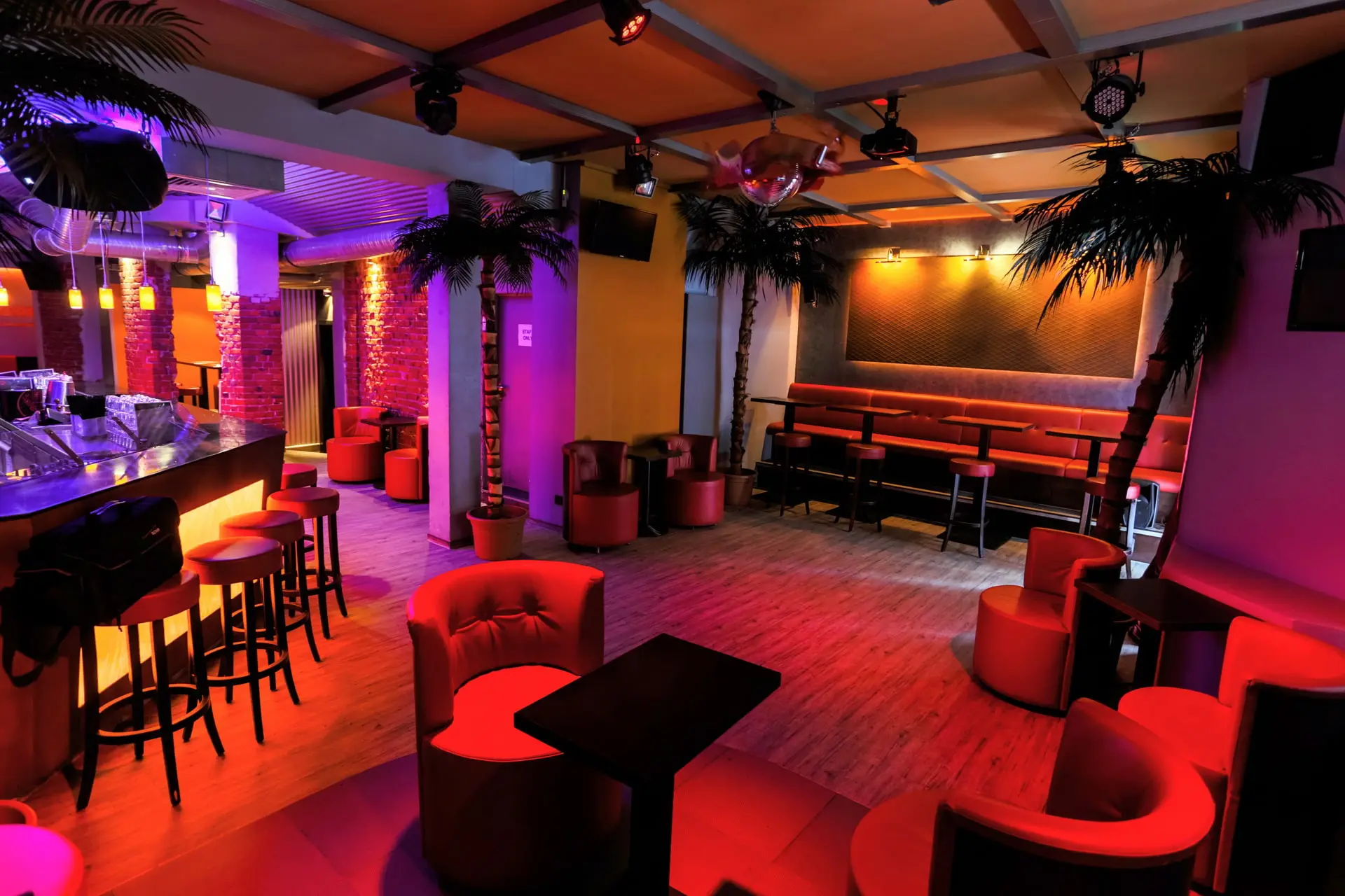 Blick aus der oberen Ecke gegenüber des Eingangs auf die Tanzfläche und Bar des Mashups. Klick öffnet das Bild groß.