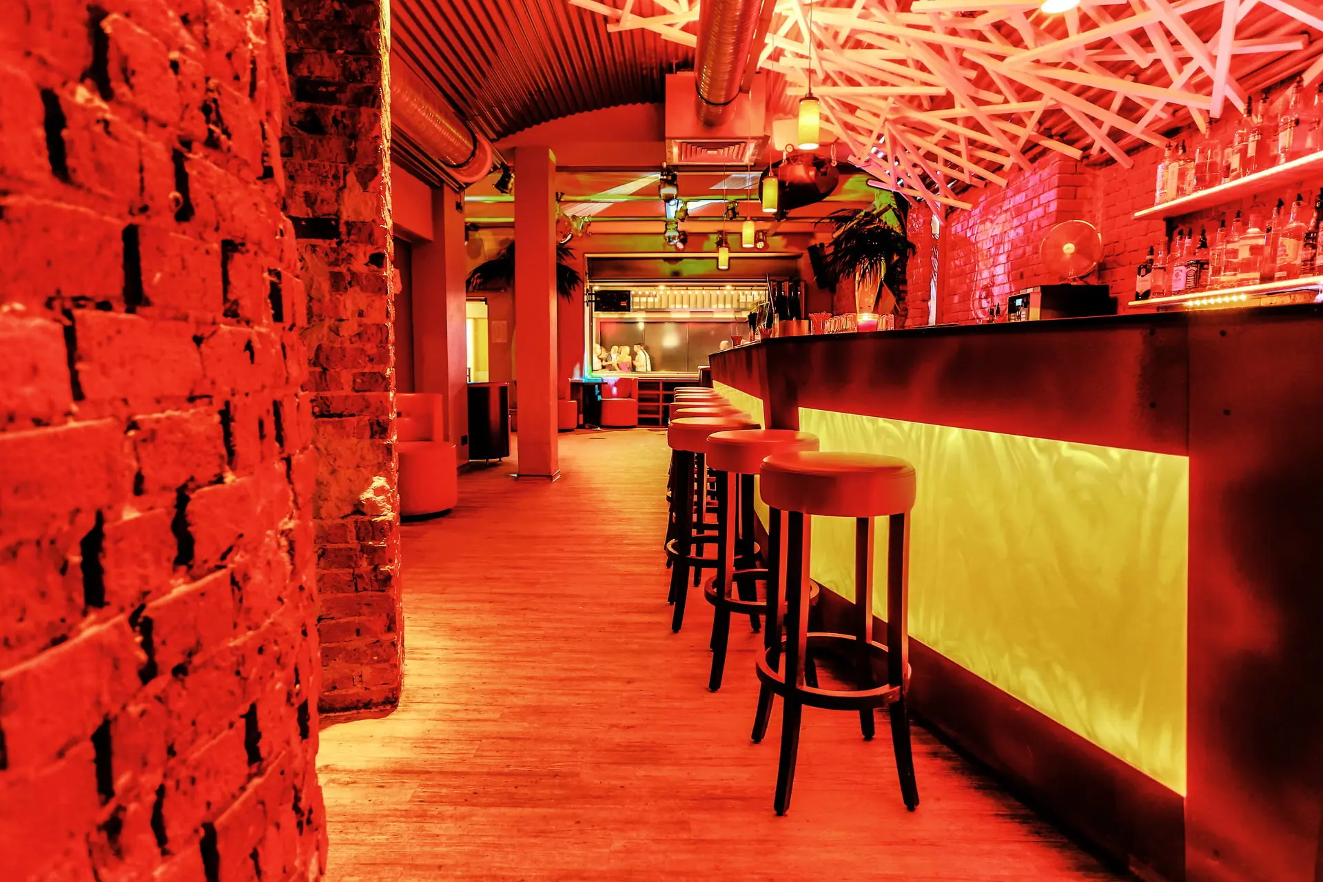 Blick vom hinteren Loungebereich des Mashups entlang der Bar. Klick öffnet das Bild groß.