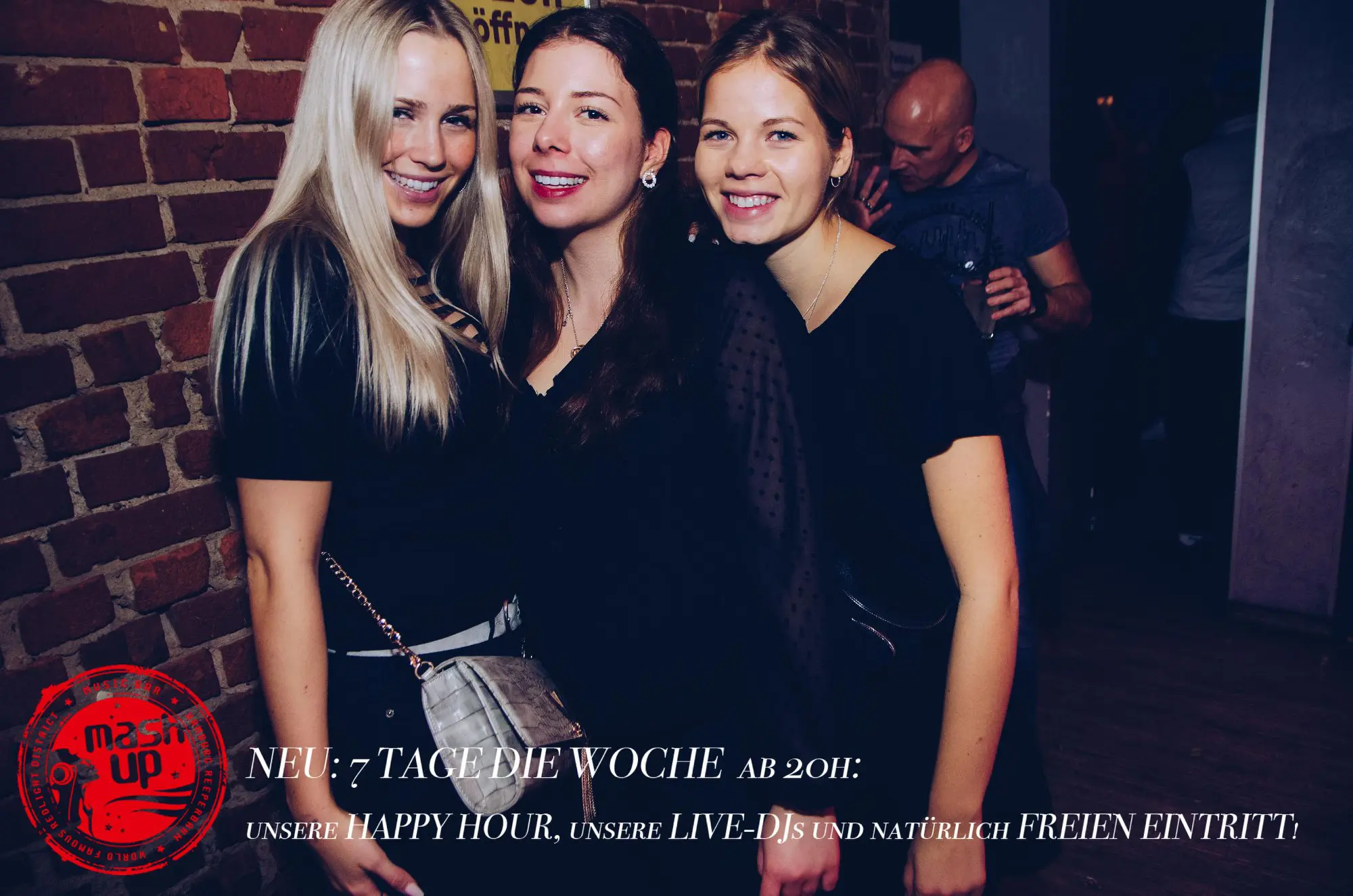 Fröhlich feiernde Menschen im Mashup in Hamburg. Klick öffnet das Bild in groß.