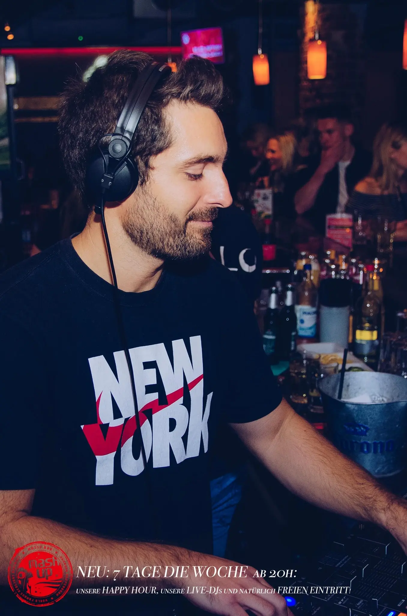 Fröhlich feiernde Menschen im Mashup in Hamburg. Klick öffnet das Bild in groß.