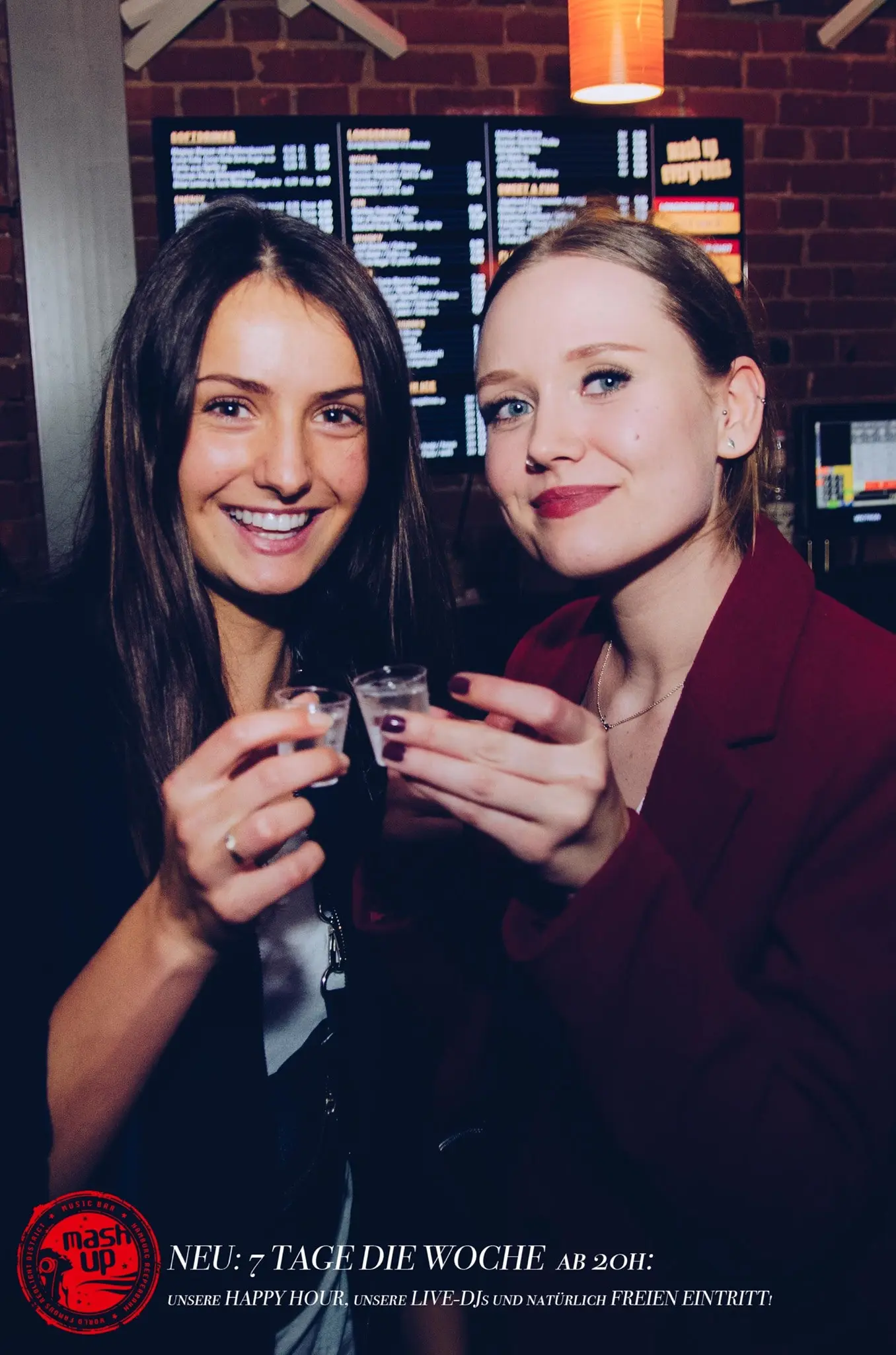 Fröhlich feiernde Menschen im Mashup in Hamburg. Klick öffnet das Bild in groß.