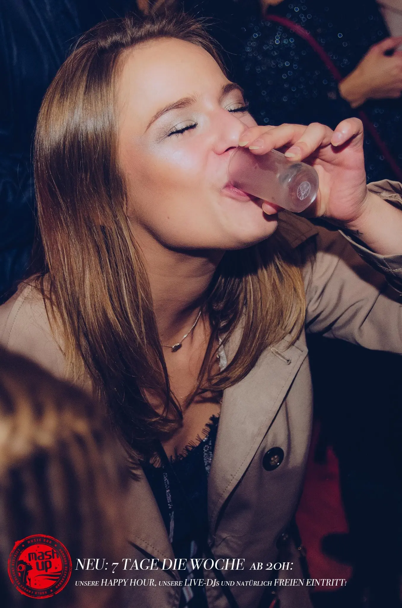 Fröhlich feiernde Menschen im Mashup in Hamburg. Klick öffnet das Bild in groß.