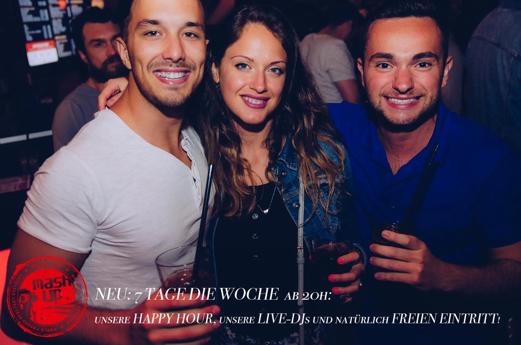 Fröhlich feiernde Menschen im Mashup in Hamburg. Klick öffnet das Bild in groß.