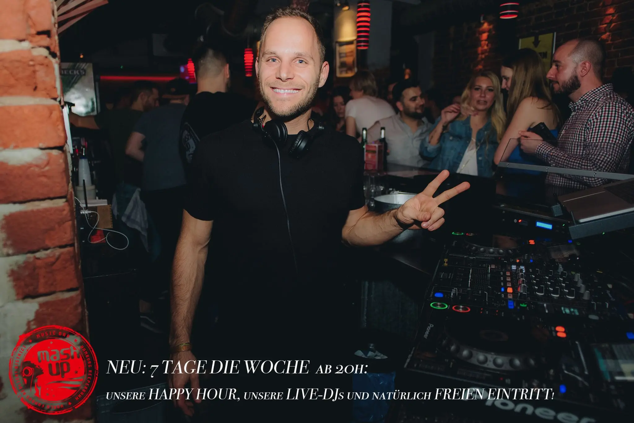 Fröhlich feiernde Menschen im Mashup in Hamburg. Klick öffnet das Bild in groß.