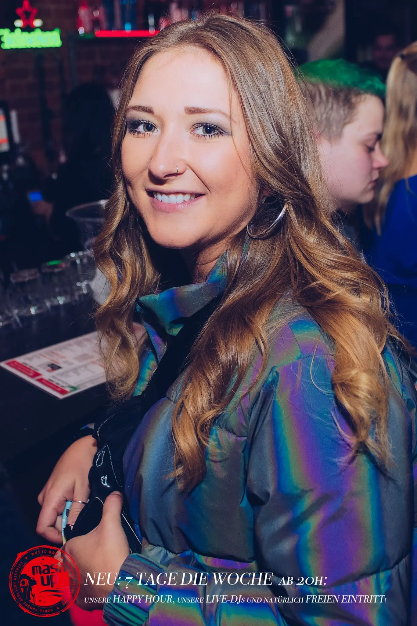 Fröhlich feiernde Menschen im Mashup in Hamburg. Klick öffnet das Bild in groß.