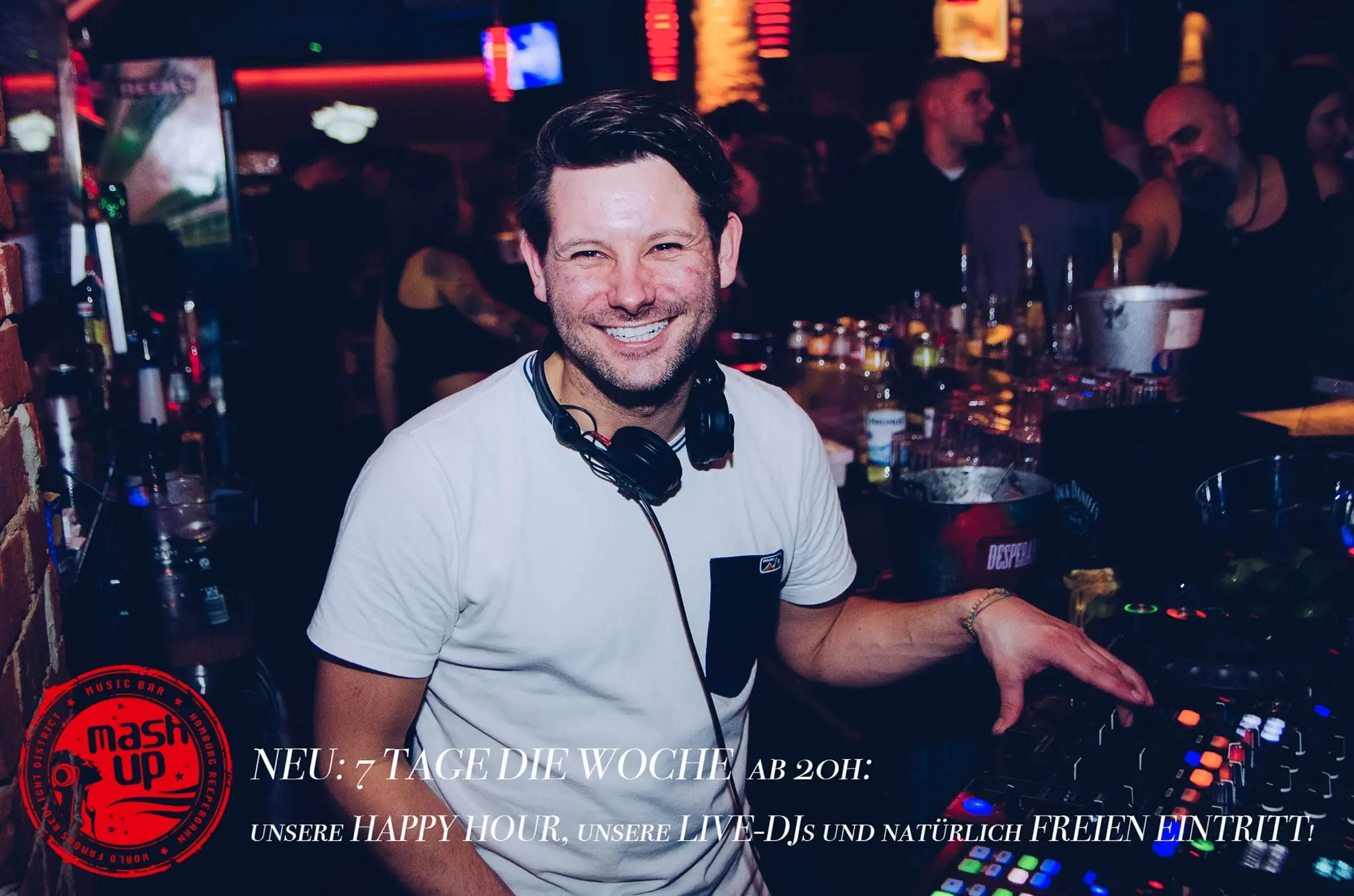 Fröhlich feiernde Menschen im Mashup in Hamburg. Klick öffnet das Bild in groß.