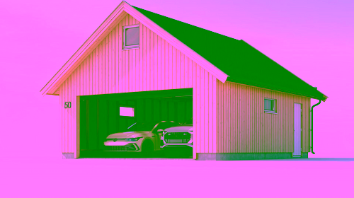 Garasje med åpen dør og to parkerte biler inni, huset har lysegult vertikalt panel og svart tak.