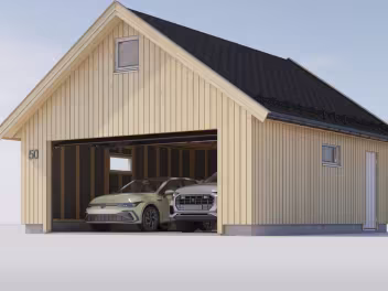 Garasje med åpen dør og to parkerte biler inni, huset har lysegult vertikalt panel og svart tak.