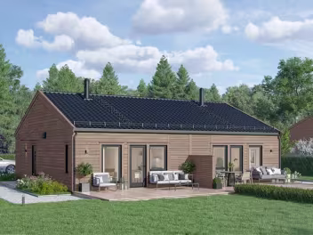 Moderne enebolig i tre med sort tak, stor gressplen og møblert terrasse under blå himmel med skyer.