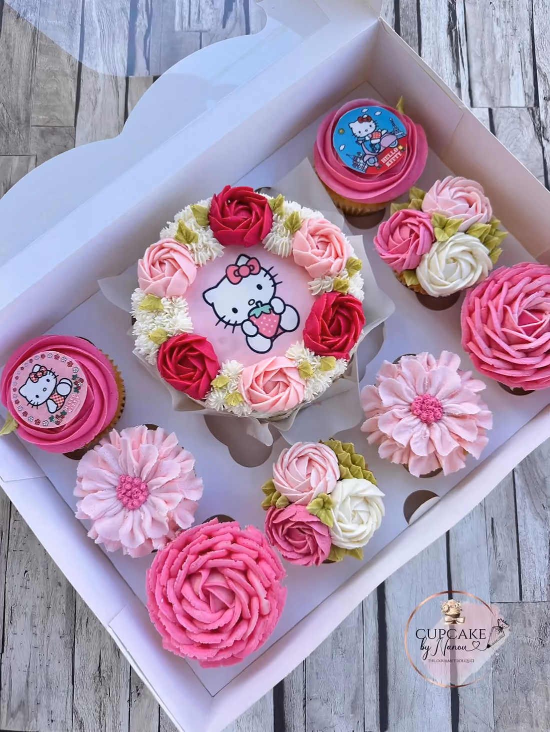 Bento cake Hello Kitty couronné de roses, avec ses cupcakes fleuris roses et rouges