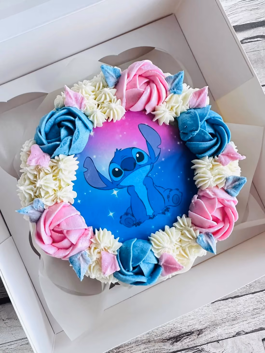 Bento cake Stitch couronné de roses bleues et roses