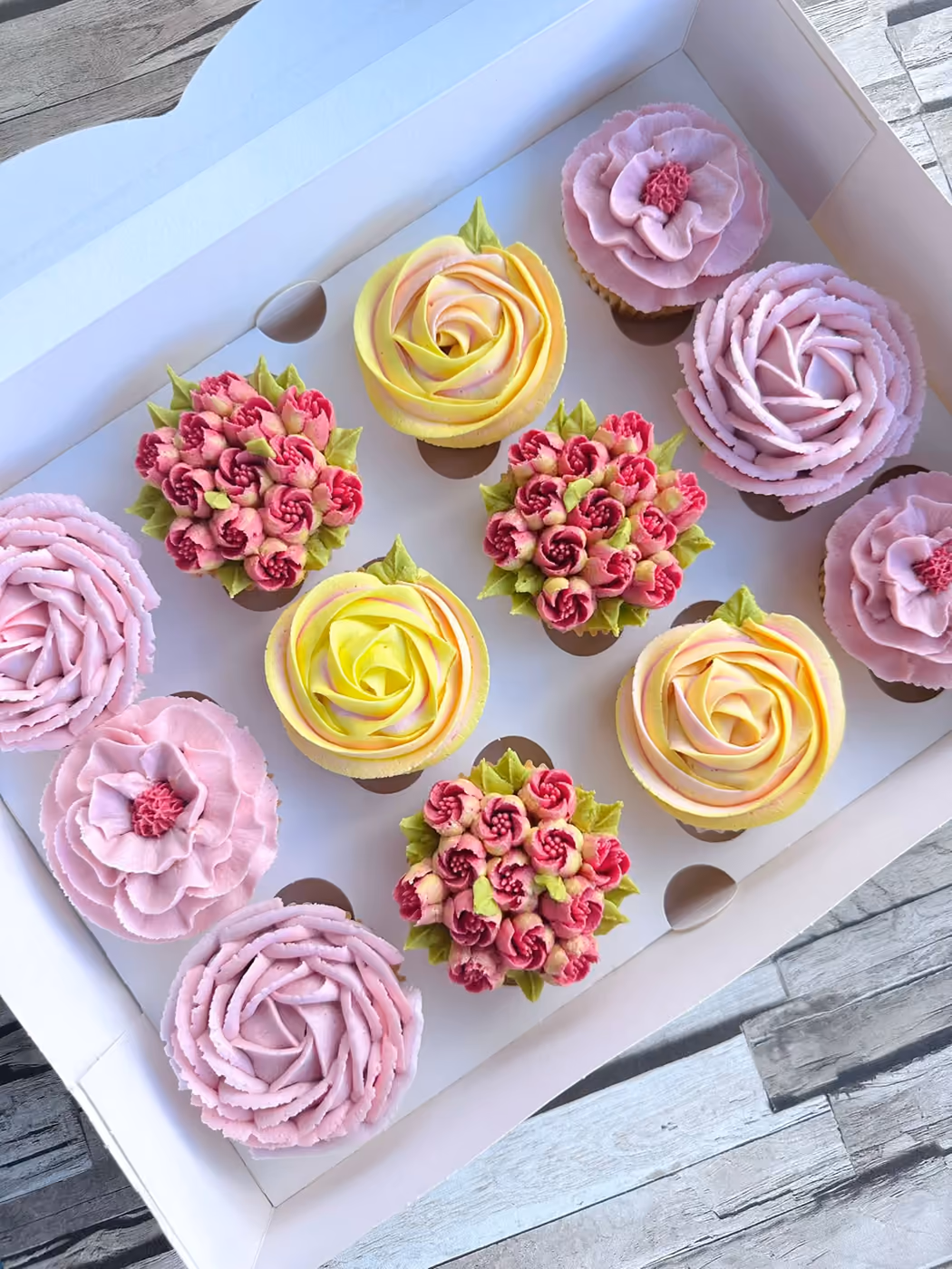 Coffret de cupcakes foot au prénom Layann, pour ses 9 ans