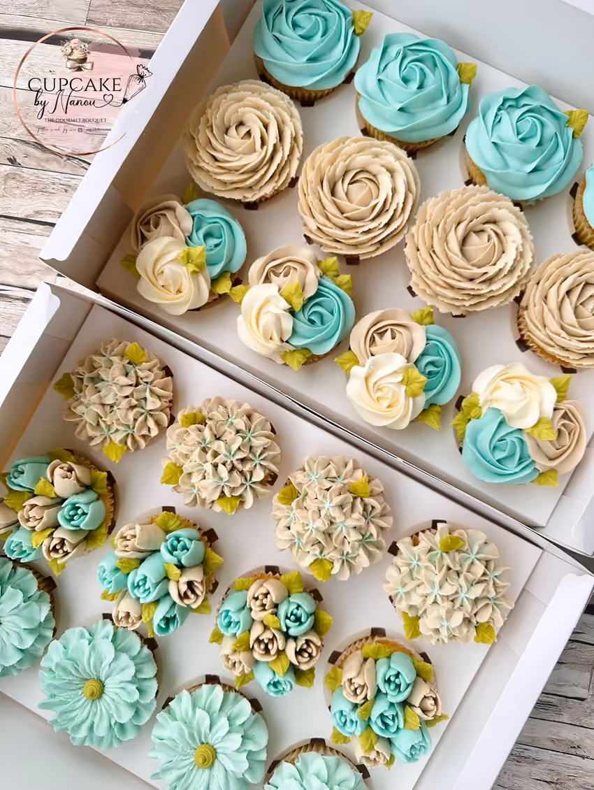 Deux coffrets de cupcakes aux fleurs beige, vert d'eau et crème
