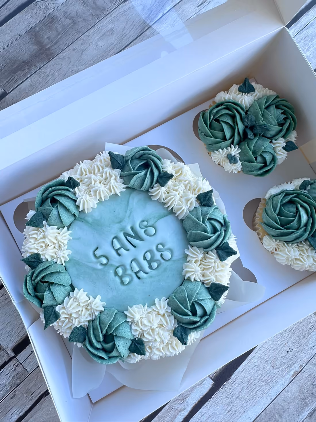 Bento cake « 5 ans Babs » aux roses vert sapin et blanches, avec deux cupcakes