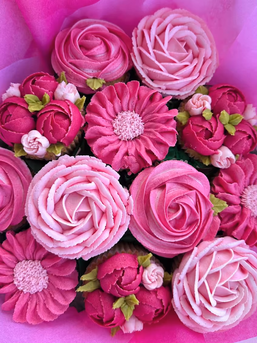 Bouquet de cupcakes aux roses et gerberas fuchsia et rose