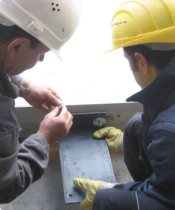 Abstimmung auf der Baustelle mit Schutzhelmen