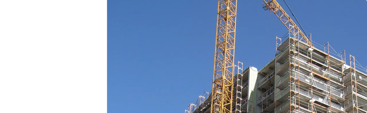 Bauprojekt mit Kran und Rohbau