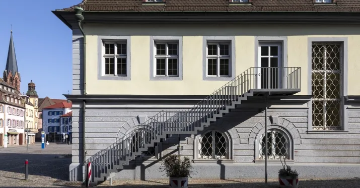 Filigrane Außentreppe als Stahlkonstruktion an Bestandsgebäude – Stahlbau-Planung IBF

