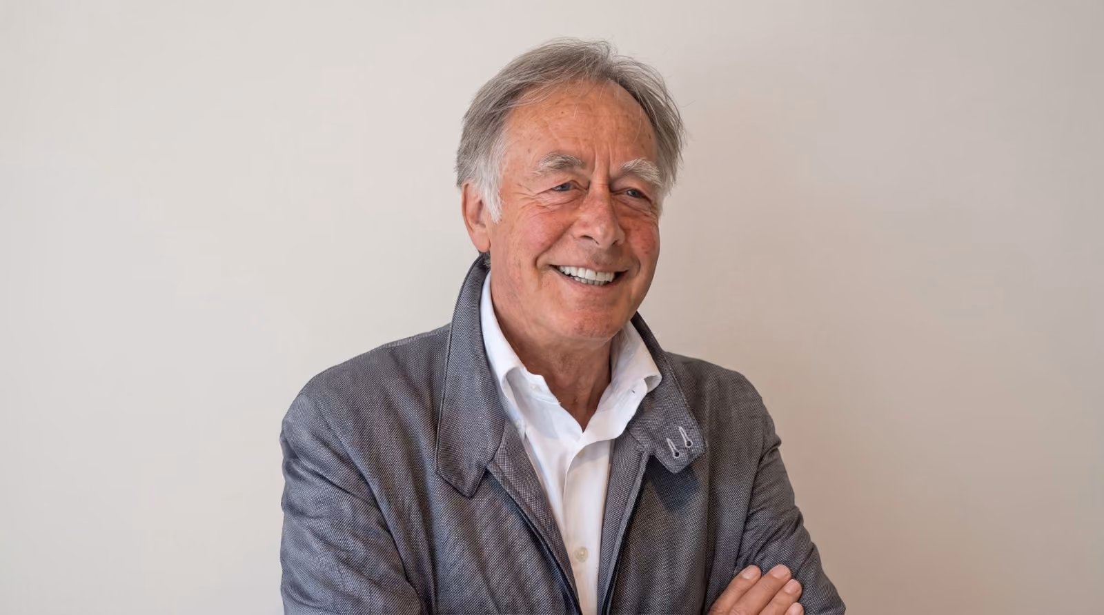 Portrait of Jons Hensel, photographed in a suit at his company Release Rebels
