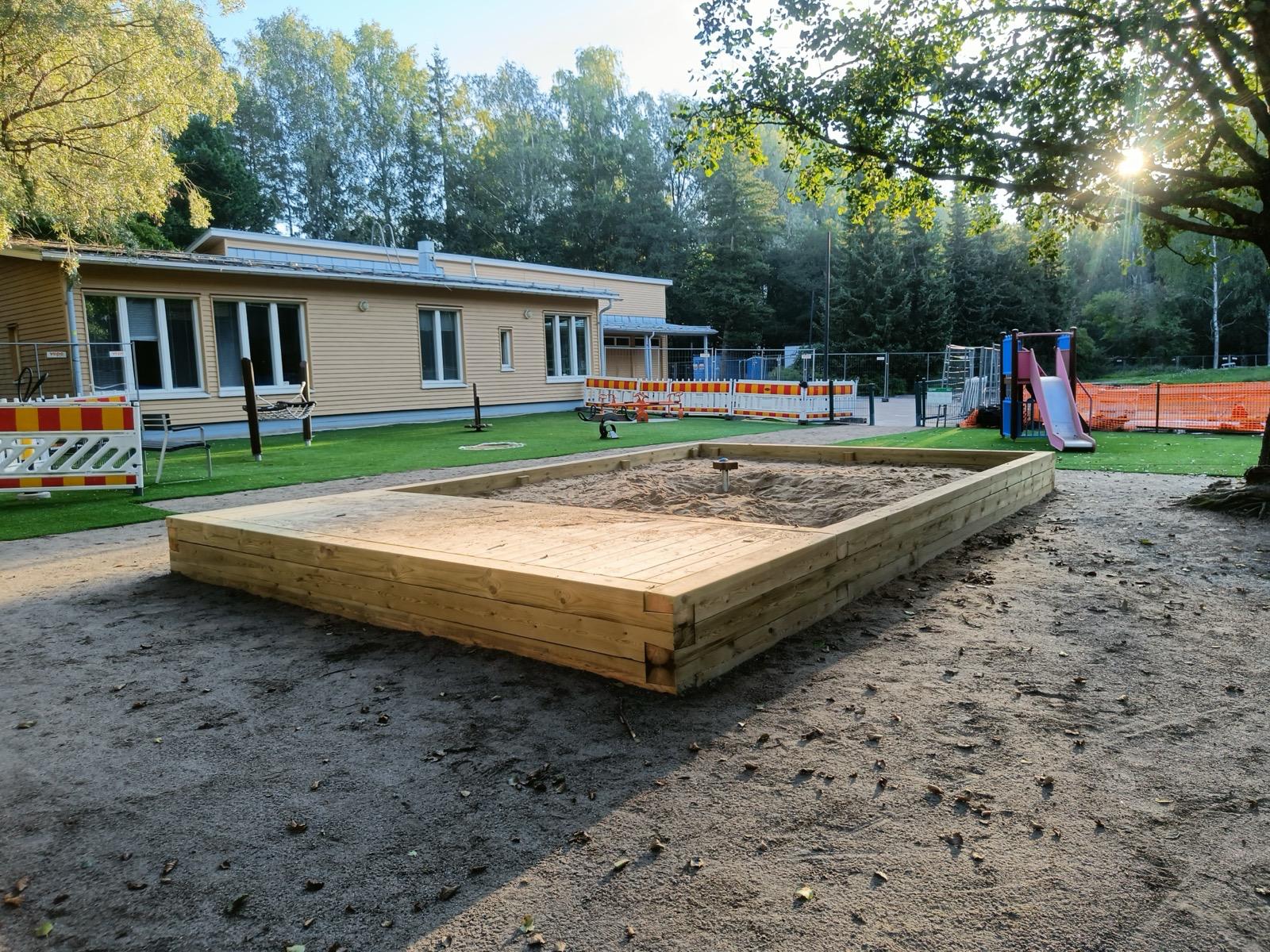 Leikkipaikan iso hiekkalaatikko