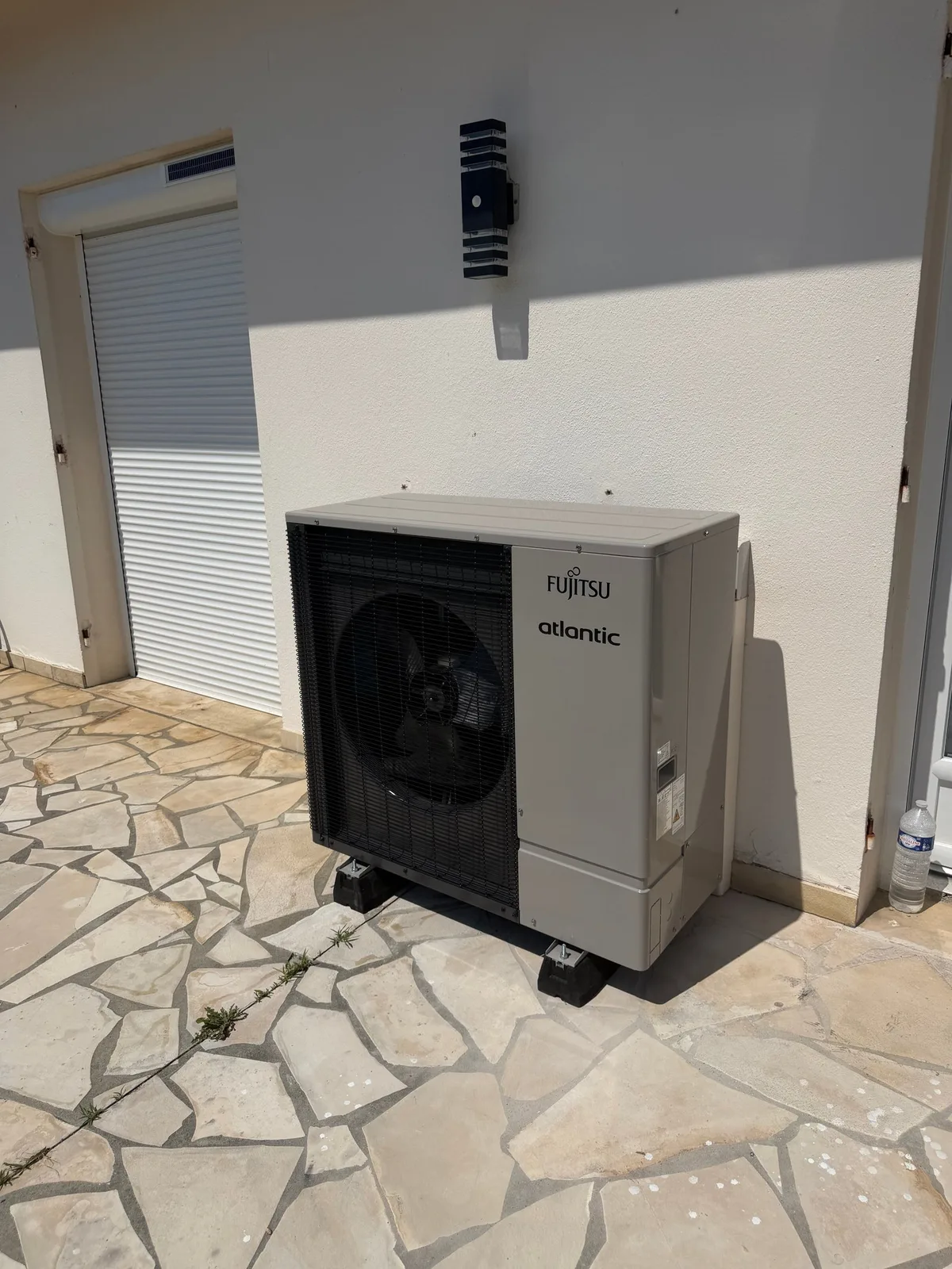 Unité extérieure de pompe à chaleur air/eau installée sur une terrasse