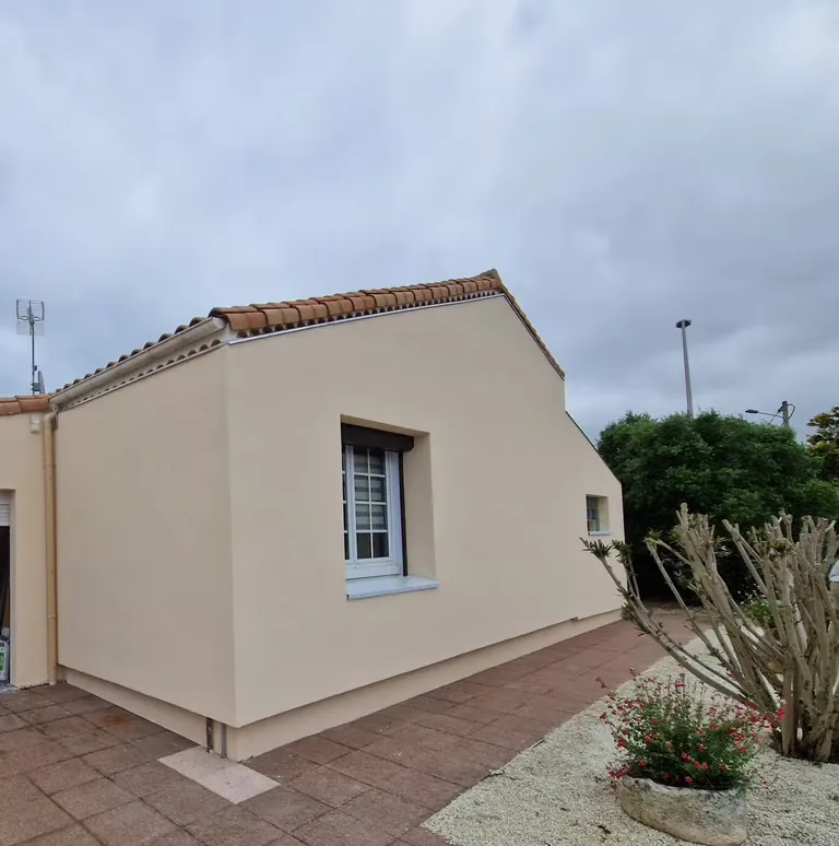 Maison avec pignon enduit après isolation par l'extérieur