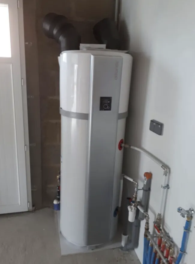 Chauffe-eau thermodynamique Atlantic avec gaines d'air et raccordements