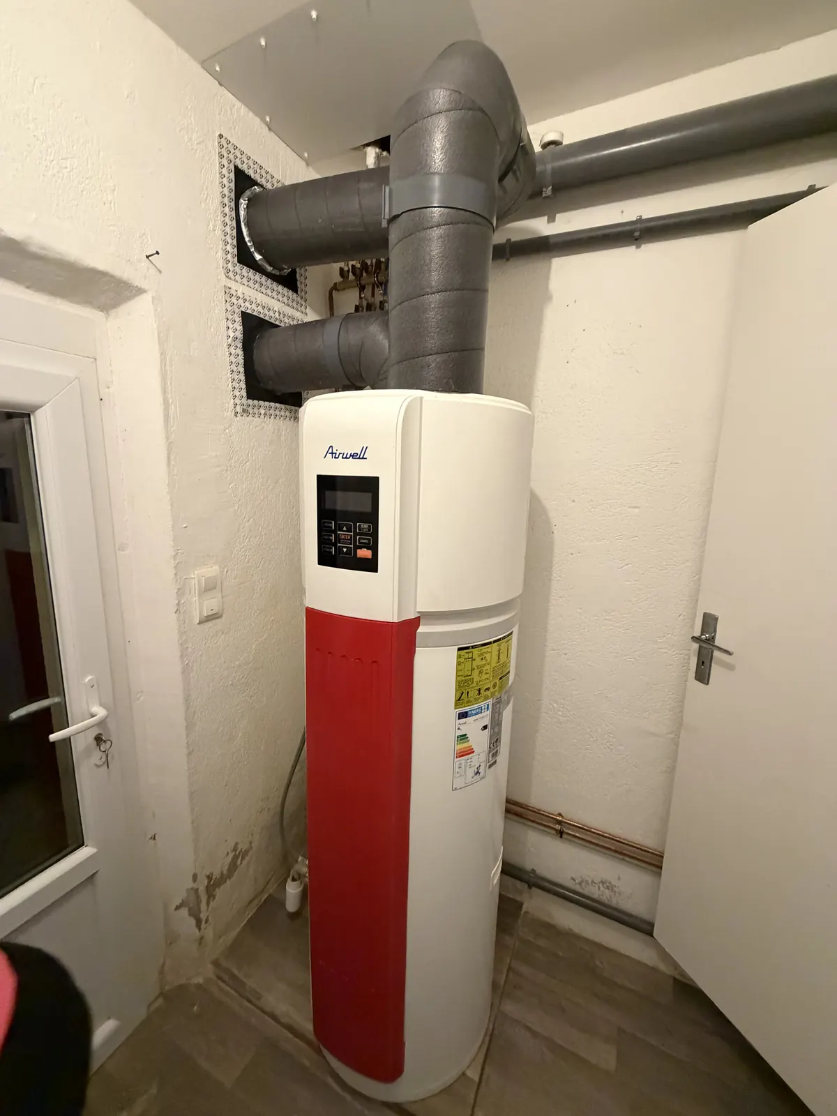 Chauffe-eau thermodynamique Airwell installé dans un local