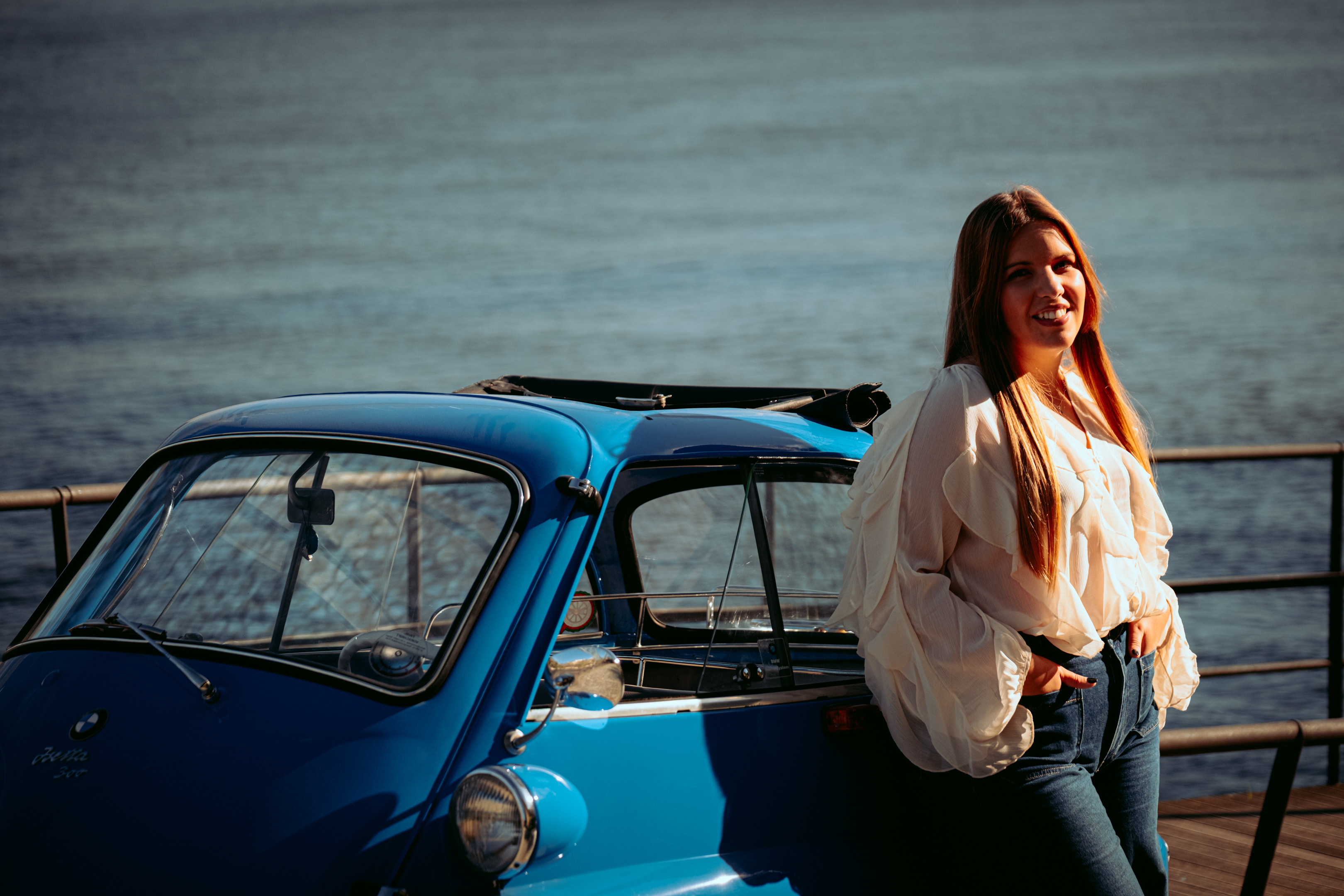 Patrícia com carro clássico azul