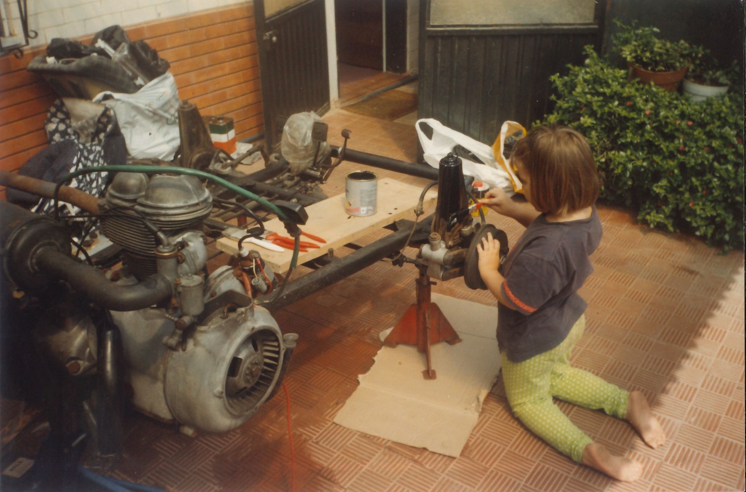 Patrícia sentada num Citroën vermelho
