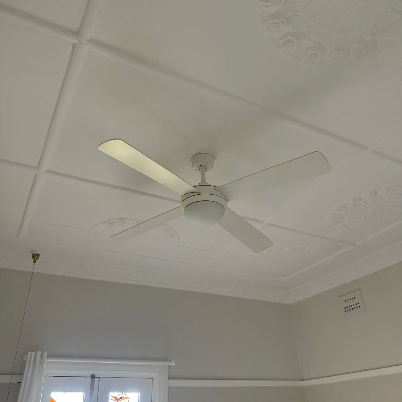 Old ceiling fan with broken light before replacement