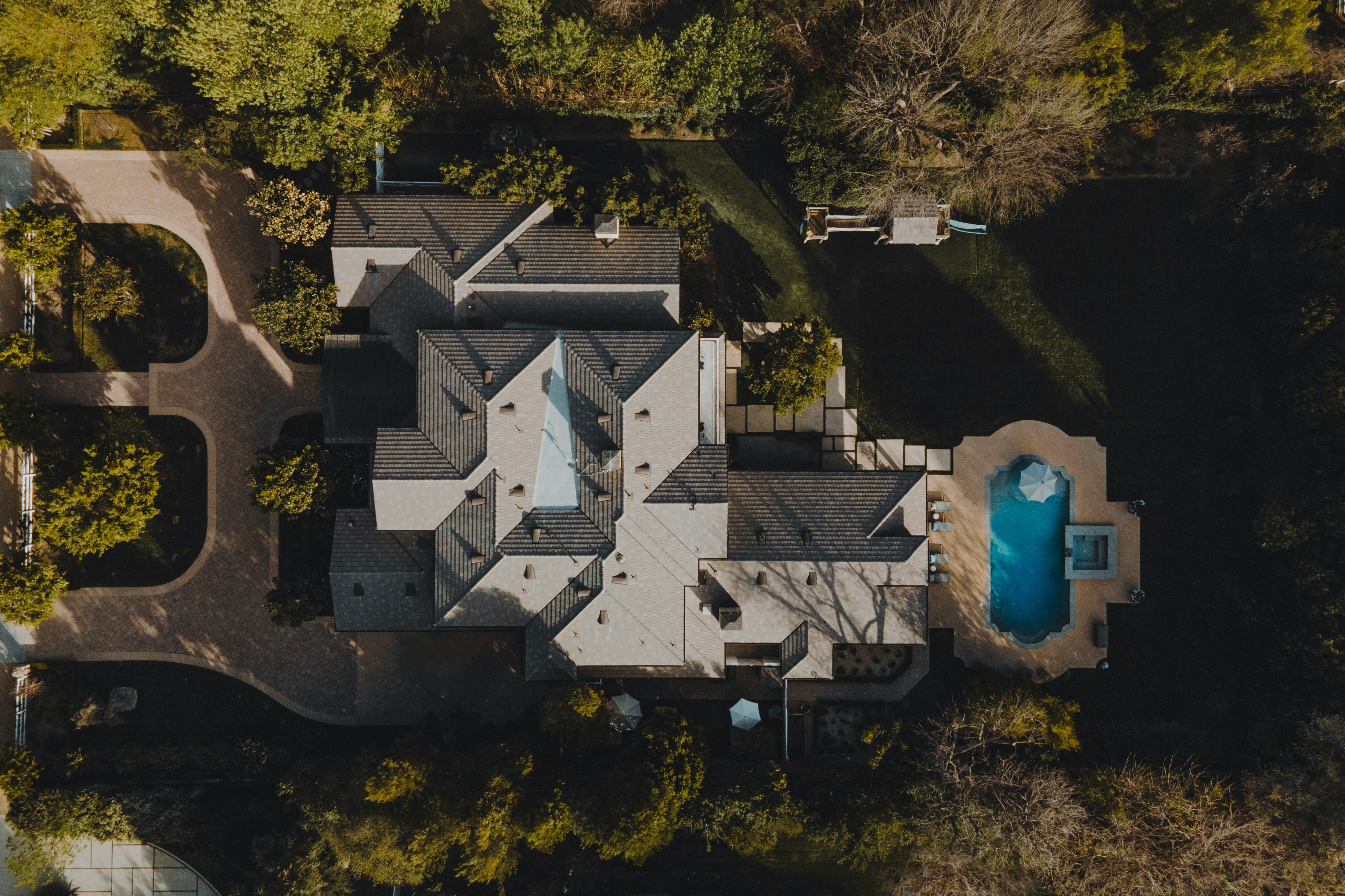 Vue aérienne d'une maison contemporaine nichée dans les bois — analyse et valorisation immobilière Artenzia Design