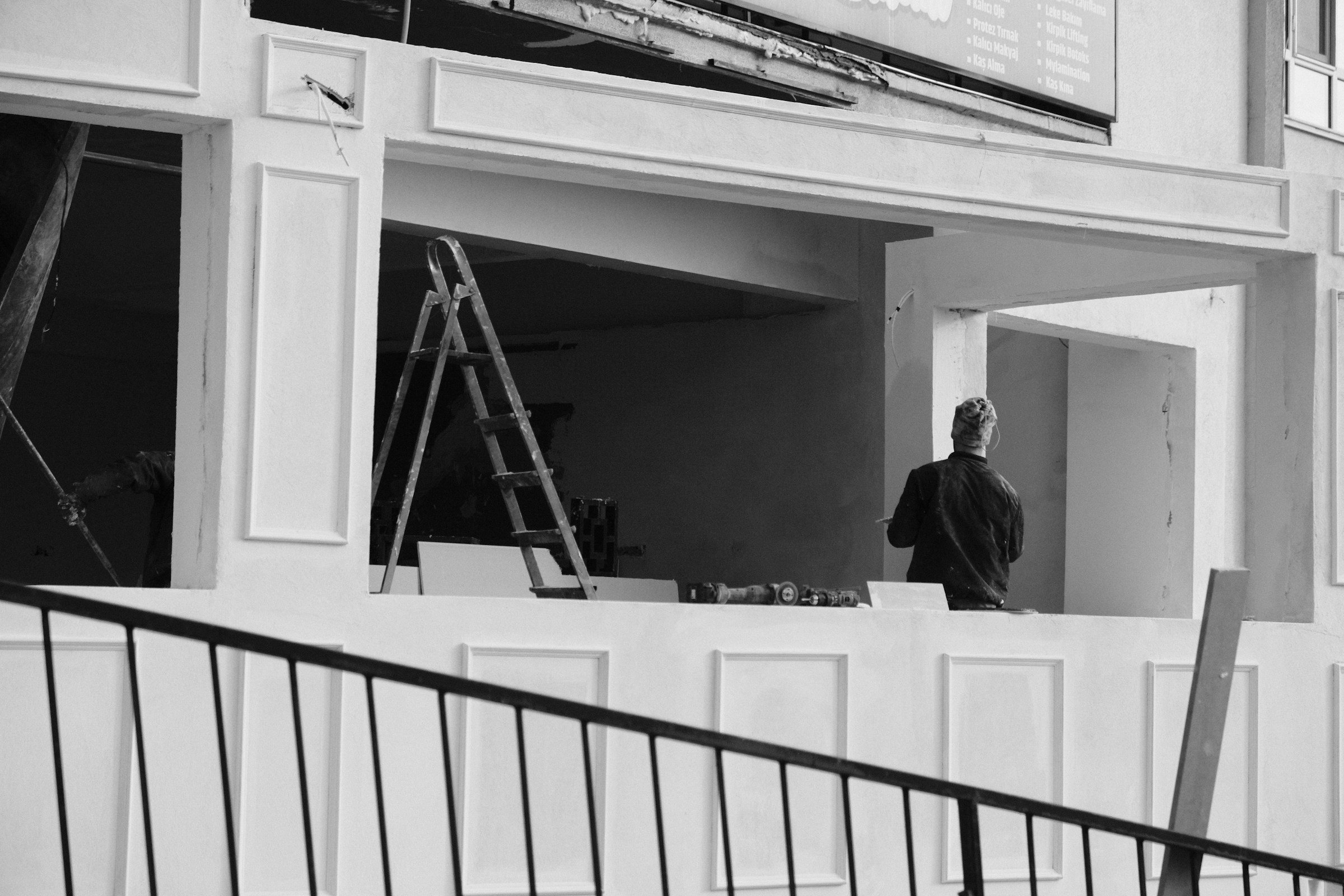 Artisan en pleine rénovation d'un bâtiment — rénovation sur mesure Artenzia Design