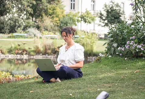 Angélique Guérin en train de travailler au parc