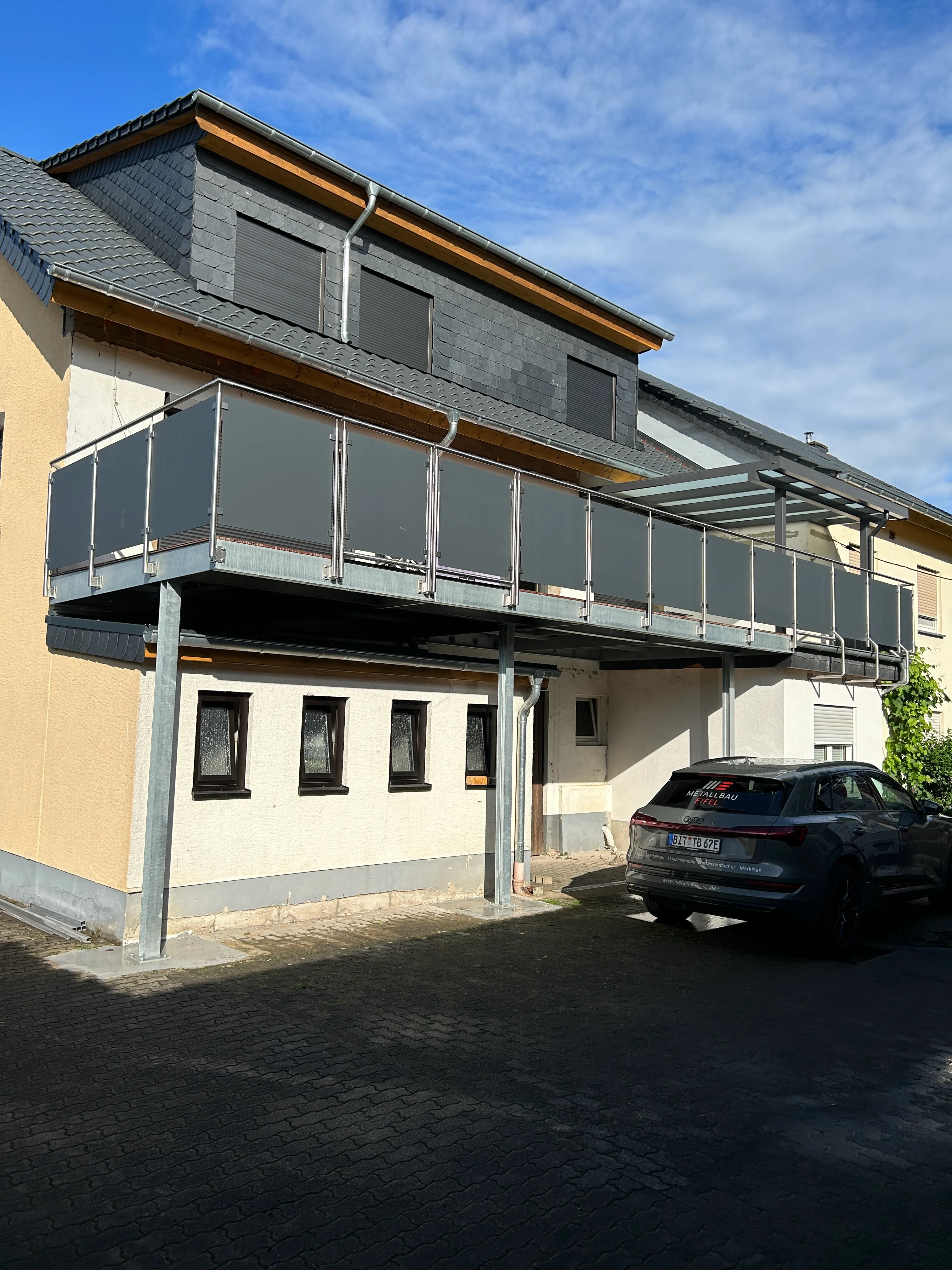 Stahlbalkon mit Edelstahlgeländer