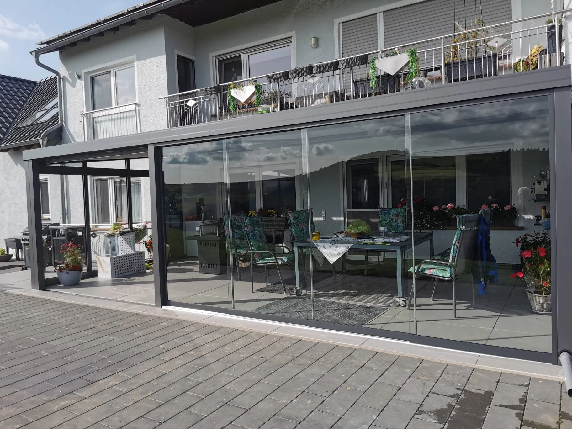 Geschlossenes Lamellendach mit Seitenmarkise als Windschutz, Terrassenüberdachung in Aluminium