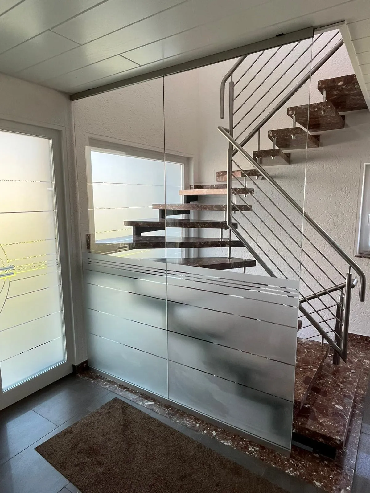 Stahltreppe und moderne Wohnhausgestaltung in der Eifel