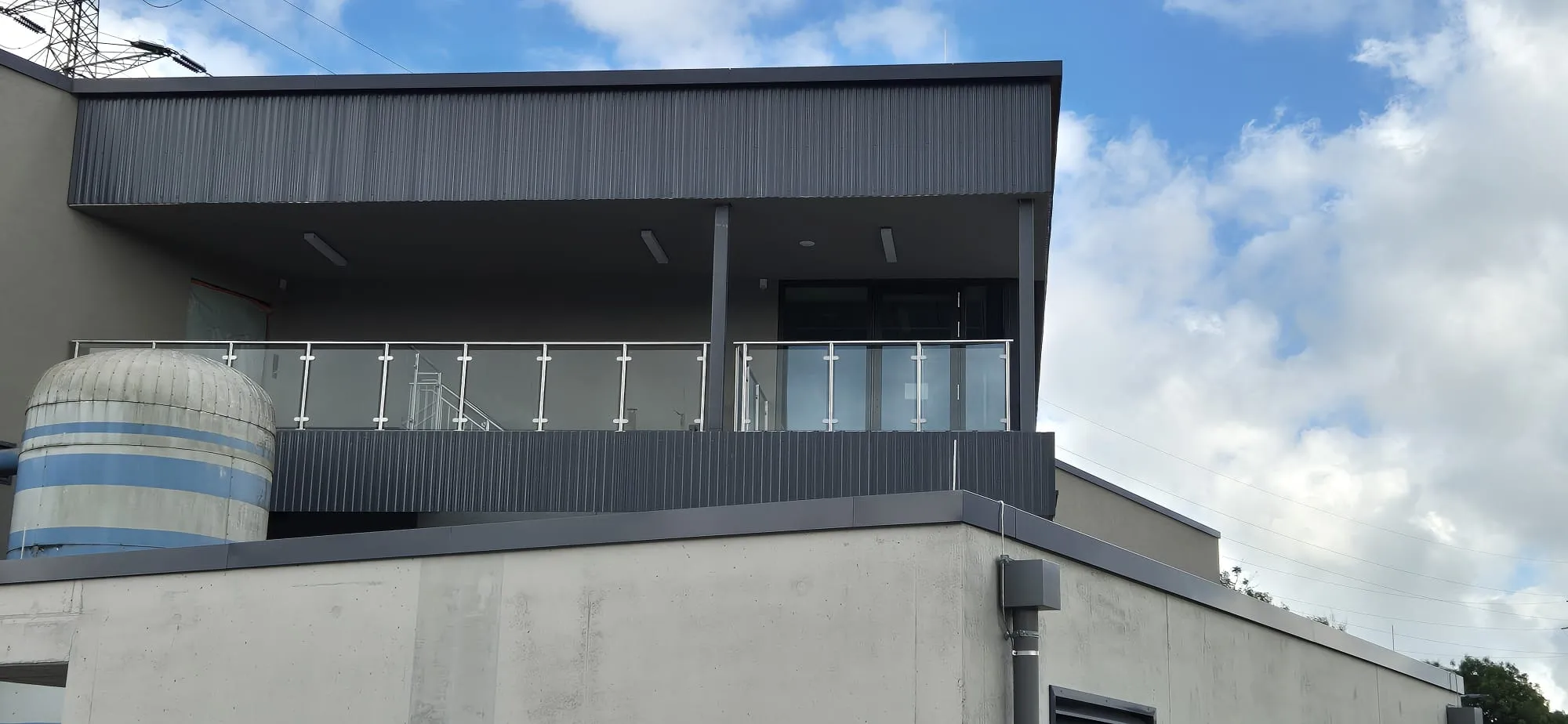 Stahlbalkon mit Edelstahlgeländer und Glasfüllung, Metallbau Eifel
