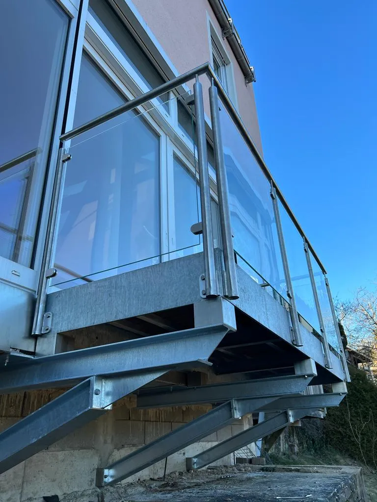 Balkonkonstruktion aus Stahl mit seitlichem Glassichtschutz, Eifel Region