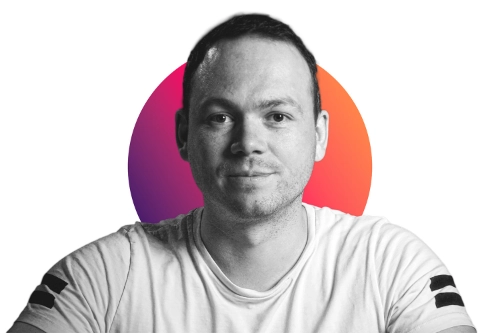 Schwarz-weiß-Porträt eines jungen Mannes vor einem orangem und lila Farbkreis auf weißem Hintergrund.