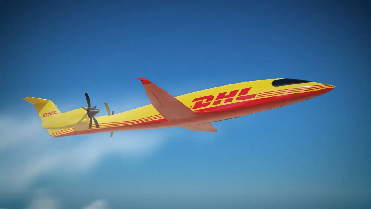 Gelb-rotes DHL-Logo-Frachtflugzeug mit Propellern fliegt vor blauem Himmel.