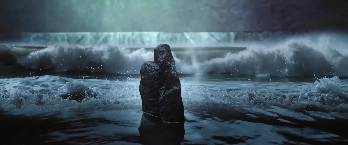 Vorderansicht eines Flugzeugs in einem dunklen Hangar mit Lichtstrahl hinter dem Schwanzflügel.