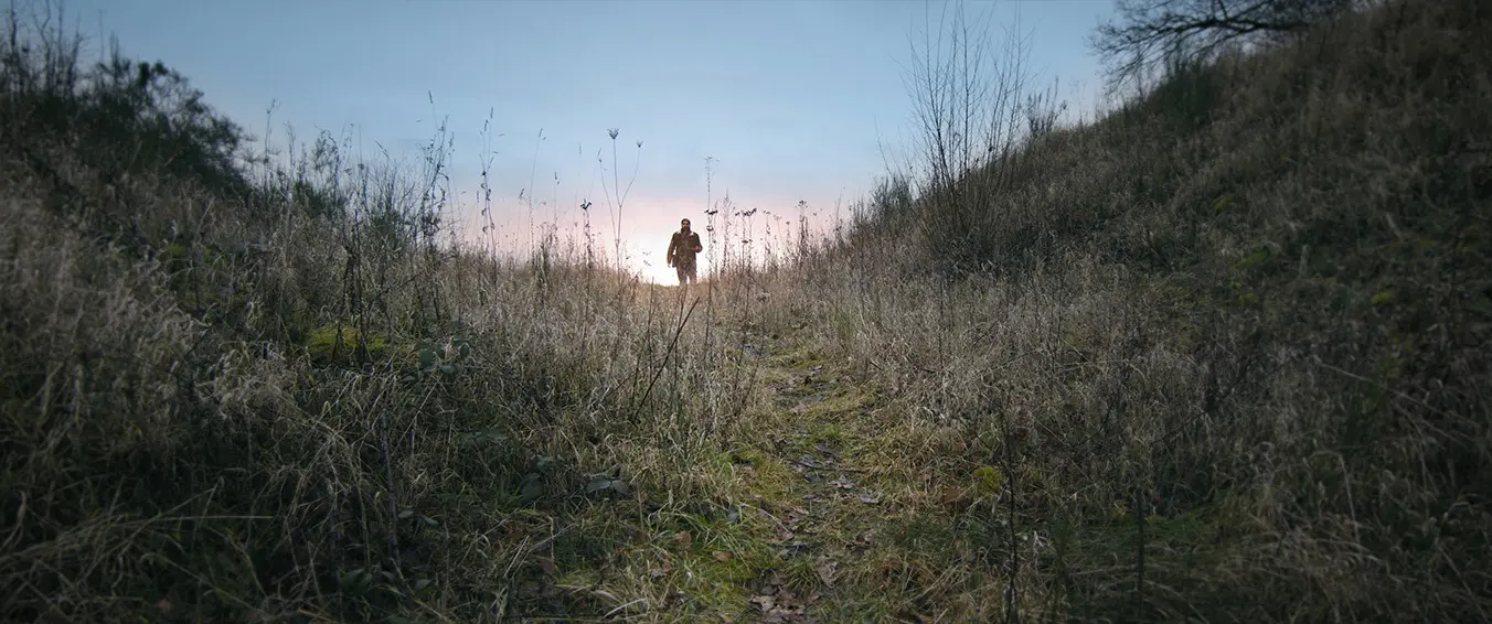 Grünes Blitzsymbol auf weißem elektrischen Ladestecker, angeschlossen in einer Ladestation.